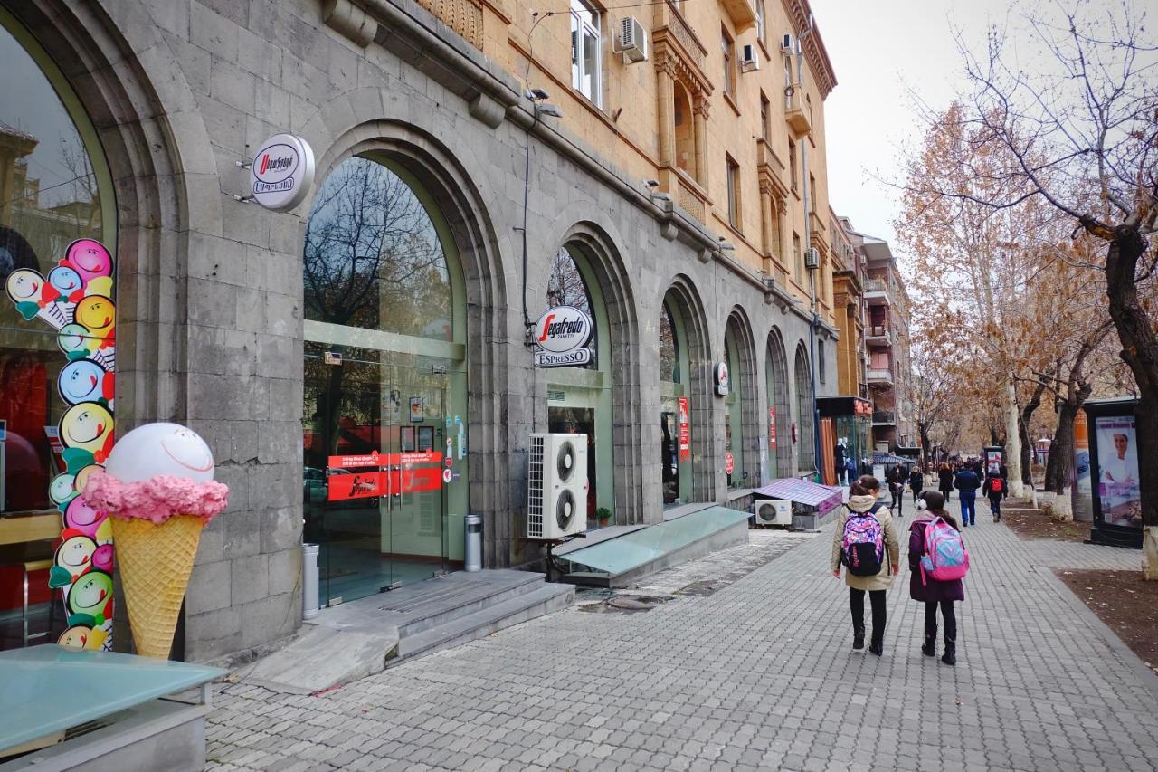 Abovyan 36 Apt & Tour Ереван Екстериор снимка