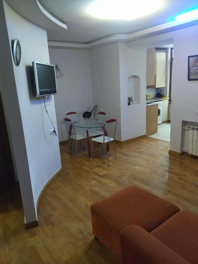 Abovyan 36 Apt & Tour Ереван Екстериор снимка